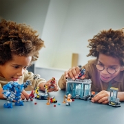 Imagine LEGO SUPER HEROES LABORATORUL LUI IRON MAN SALA ARMURILOR 76315