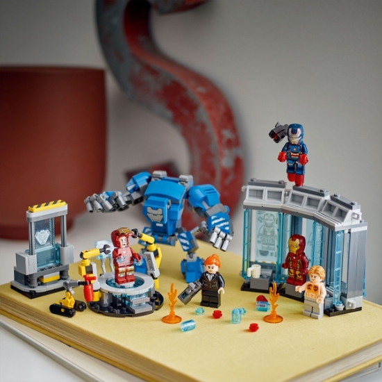 Imagine Lego Super Heroes Laboratorul lui Iron Man Sala armurilor 76315