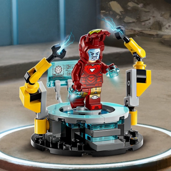 Imagine Lego Super Heroes Laboratorul lui Iron Man Sala armurilor 76315