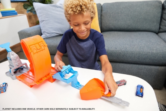 Imagine Hot Wheels circuit rapid cu lansator pentru cascadorii și mașinuță exclusivă