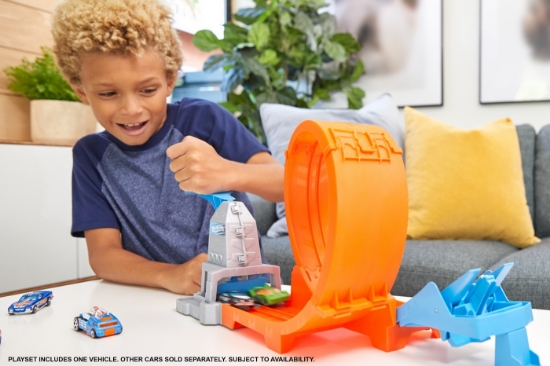 Imagine Hot Wheels circuit rapid cu lansator pentru cascadorii și mașinuță exclusivă