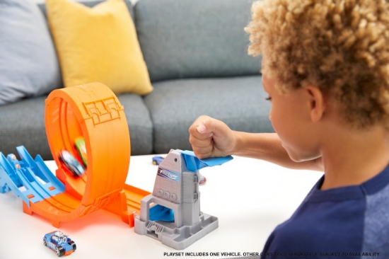 Imagine Hot Wheels circuit rapid cu lansator pentru cascadorii și mașinuță exclusivă