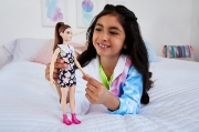 Imagine PAPUSA BARBIE FASHIONISTA SATENA CU ROCHIE CU IMPRIMEU FLORAL