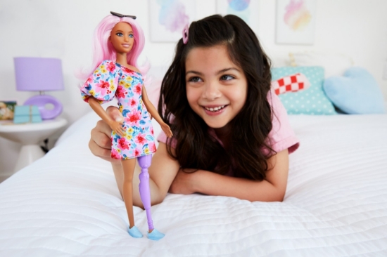 Imagine PAPUSA BARBIE FASHIONISTA CU PAR ROZ SI PICIOR PROTETIC