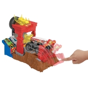 Imagine HOT WHEELS MONSTER TRUCKS ENTRY CHALLENGE ARENA SMASHERS PROVOCAREA FIRE CRASH