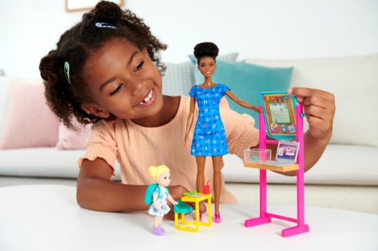 Imagine BARBIE CARIERE SET MOBILIER CU PAPUSA BRUNETA PROFESOARA 