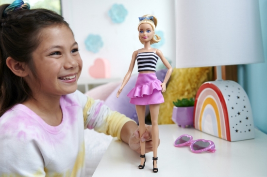 Imagine BARBIE PAPUSA BARBIE FASHIONISTA BLONDA CU PARUL PRINS IN COADA SI FUSTA ROZ