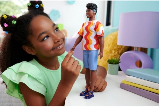 Imagine BARBIE PAPUSA BAIAT FASHIONISTAS CU TRICOU CU DUNGI ALBE SI PORTOCALII SI APARATE AUDITIVE