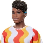 Imagine BARBIE PAPUSA BAIAT FASHIONISTAS CU TRICOU CU DUNGI ALBE SI PORTOCALII SI APARATE AUDITIVE