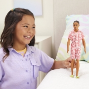 Imagine BARBIE PAPUSA BAIAT FASHIONISTAS IN SALOPETA STIL HAWAIAN SI SANDALE VERZI