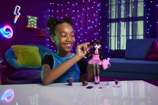 Imagine MONSTER HIGH PAPUSA DRACULAURA SI ANIMALUTUL COUNT FABULOUS