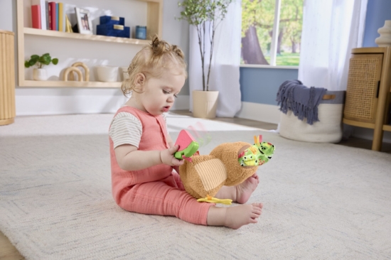 Imagine Fisher Price Jucărie senzorială Capibara – prieten moale și texturat pentru explorare
