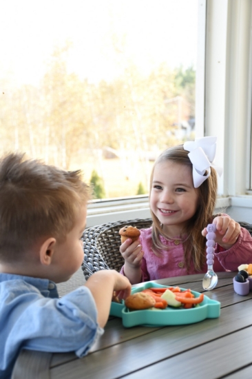 Imagine Farfurie compartimentată din silicon cu ventuză, Melii – Rechin