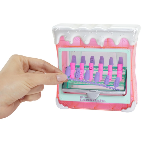 Imagine L.O.L. SURPRISE! OMG SWEET NAILS CANDYLICIOUS SPRINKLES SHOP SET PAPUSA CU ACCESORII