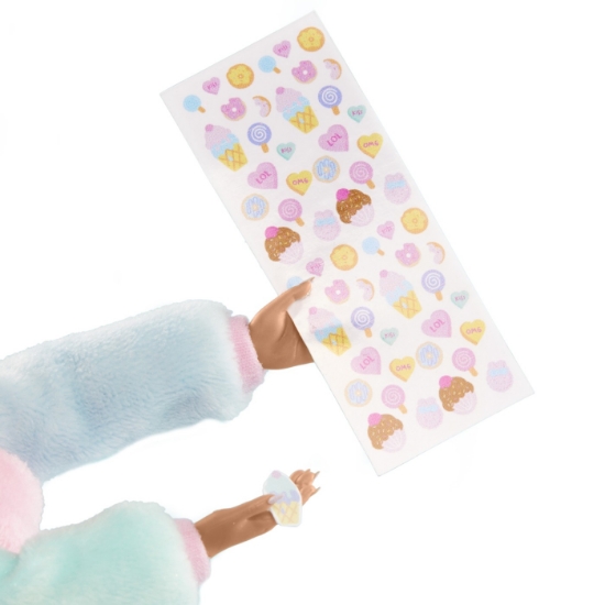 Imagine L.O.L. SURPRISE! OMG SWEET NAILS CANDYLICIOUS SPRINKLES SHOP SET PAPUSA CU ACCESORII