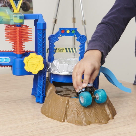 Imagine Monster Jam set spălătorie auto