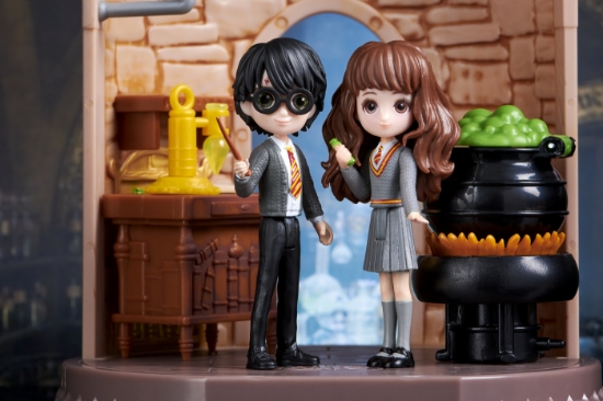 Imagine HARRY POTTER WIZARDING WORLD MAGICAL SALA DE CLASA MINIS POTIUNI HARRY POTTER