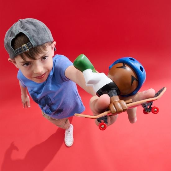 Imagine Tech Dech SK8 Crew Pachet 2 seturi placă și figurină 9.6 cm șapcă neagră și cască albastră