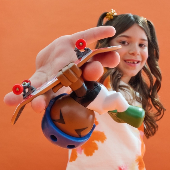 Imagine Tech Dech SK8 Crew Pachet 2 seturi placă și figurină 9.6 cm șapcă neagră și cască albastră