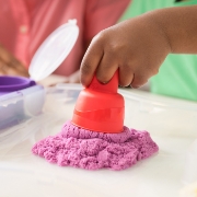 Imagine KINETIC SAND SET GEANTA PENTRU PLAJA VARIETY CASE