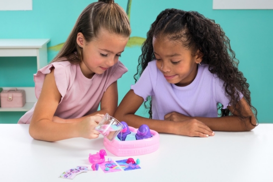 Imagine HATCHIMALS ALIVE NEON RAINBOW SET PETRECERE LA PISCINA