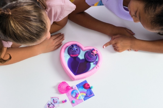 Imagine HATCHIMALS ALIVE NEON RAINBOW SET PETRECERE LA PISCINA