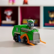 Imagine PATRULA CATELUSILOR SET VEHICUL DE BAZA CAMIONUL DE RECICLARE  SI FIGURINA ROCKY