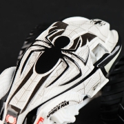 Imagine MONSTER JAM MARVEL CAMION GIGANT AMAZING SPIDER MAN ROSU SCARA 1 LA 64