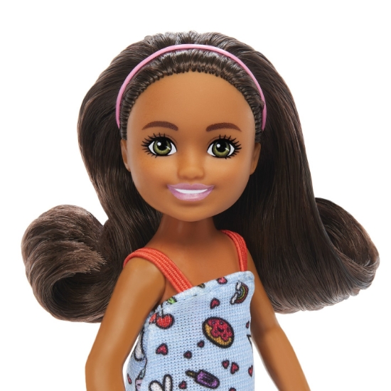 Imagine BARBIE PAPUSA CHELSEA CREOLA CU PAR SATEN SI ROCHITA ALBASTRA