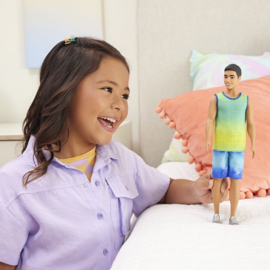 Imagine BARBIE PAPUSA BAIAT FASHIONISTAS BRUNET CU MAIOU OMBRE SI PANTALONI SCURTI DE BLUGI