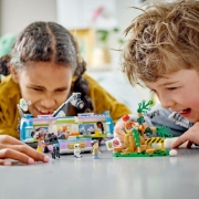 Imagine LEGO Friends Studioul mobil de știri 41749