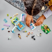 Imagine LEGO Friends Studioul mobil de știri 41749