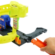 Imagine HOT WHEELS CITY PISTA ATACUL SPIRAL AL SARPELUI 