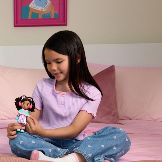 Imagine GABBYS DOLLHOUSE FILMUL PAPUSA TINUTA DE IARNA CU ACCESORII