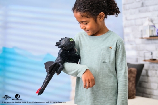 Imagine CUM SA ITI DRESEZI DRAGONUL HUG SI GLIDE FIGURINA DRAGON TOOTHLESS