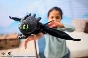 Imagine CUM SA ITI DRESEZI DRAGONUL HUG SI GLIDE FIGURINA DRAGON TOOTHLESS