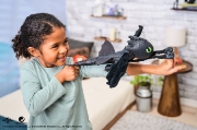 Imagine CUM SA ITI DRESEZI DRAGONUL HUG SI GLIDE FIGURINA DRAGON TOOTHLESS