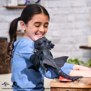 Imagine CUM SA ITI DRESEZI DRAGONUL HUG SI GLIDE FIGURINA DRAGON TOOTHLESS
