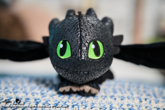 Imagine CUM SA ITI DRESEZI DRAGONUL HUG SI GLIDE FIGURINA DRAGON TOOTHLESS