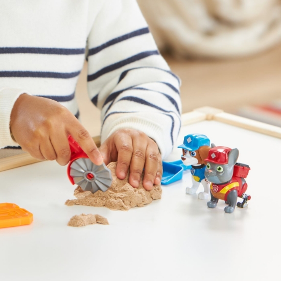 Imagine PATRULA CATELUSILOR RUBBLE SI ECHIPA CHARGER SI WHEELER CONSTRUCTIE CU NISIP KINETIC