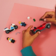 Imagine LEGO CITY POLITIST PE MOTOCICLETA IN URMARIREA UNEI MASINI 60392