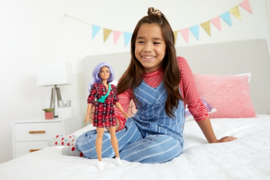 Imagine PAPUSA BARBIE FASHIONISTA CU PARUL MOV SI ROCHITA CU STELUTE