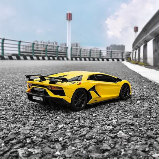 Imagine MASINA CU TELECOMANDA LAMBORGHINI AVENTADOR SVJ GALBEN CU SCARA 1 LA 24