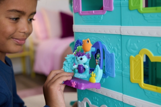 Imagine GABBYS DOLLHOUSE FILMUL SET BALCONUL ACVARIU SI FIGURINA MERCAT CU ACCESORII