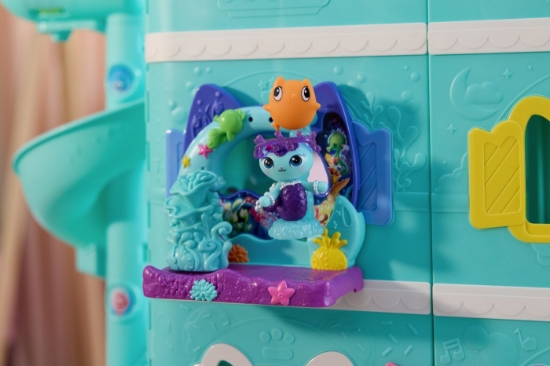 Imagine GABBYS DOLLHOUSE FILMUL SET BALCONUL ACVARIU SI FIGURINA MERCAT CU ACCESORII