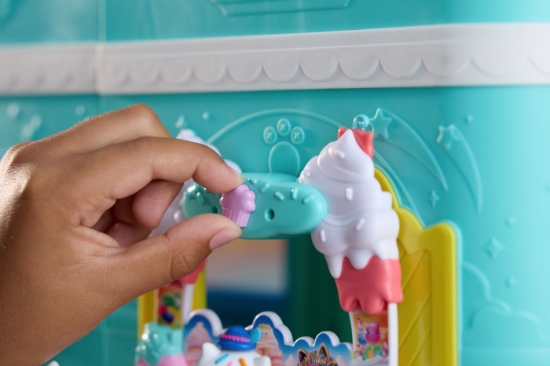 Imagine GABBYS DOLLHOUSE FILMUL SET BALCONUL DIN DULCIURI SI FIGURINA PISICA CAKEY CU ACCESORII