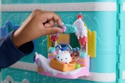Imagine GABBYS DOLLHOUSE FILMUL SET BALCONUL DIN DULCIURI SI FIGURINA PISICA CAKEY CU ACCESORII