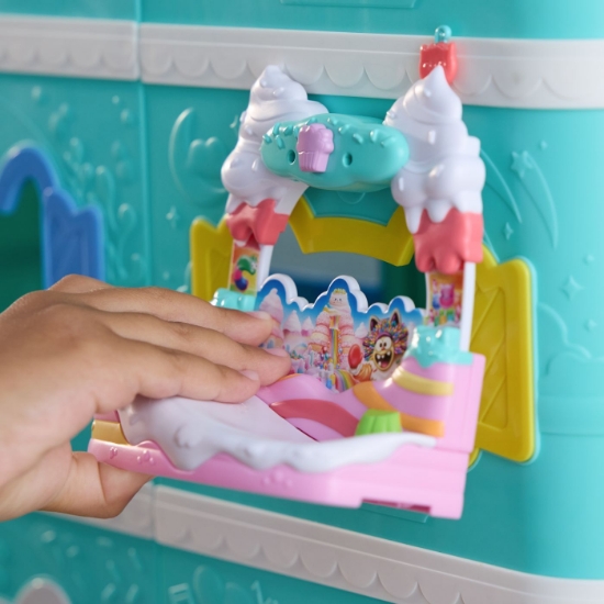 Imagine GABBYS DOLLHOUSE FILMUL SET BALCONUL DIN DULCIURI SI FIGURINA PISICA CAKEY CU ACCESORII