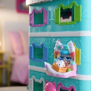 Imagine GABBYS DOLLHOUSE FILMUL SET BALCONUL DIN DULCIURI SI FIGURINA PISICA CAKEY CU ACCESORII