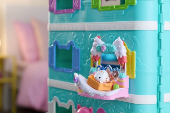 Imagine GABBYS DOLLHOUSE FILMUL SET BALCONUL DIN DULCIURI SI FIGURINA PISICA CAKEY CU ACCESORII